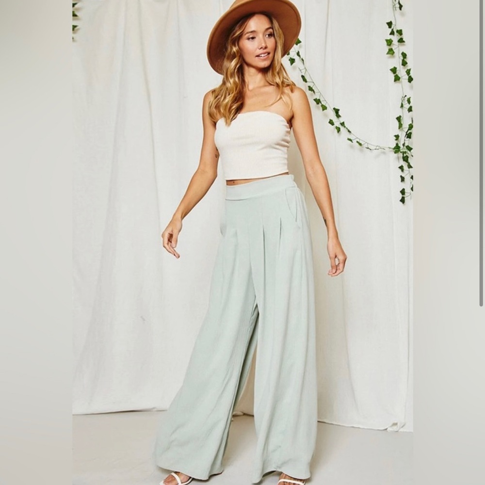 NWT Wide Leg pleated pants - S M L